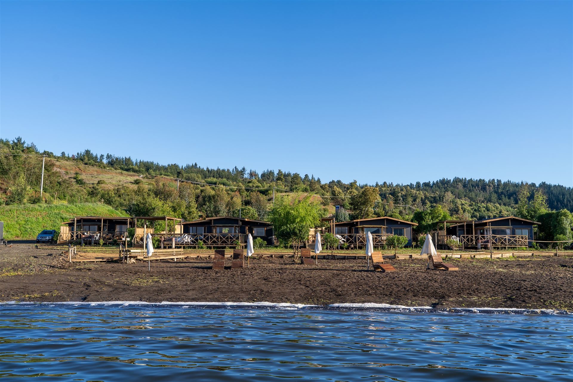 La costa y las cabañas en el sector previsto