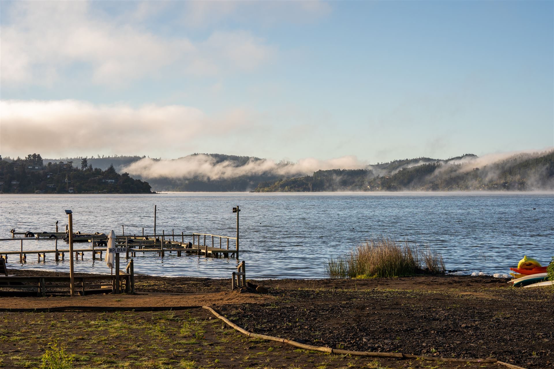 Atracaderos del muelle con niebla sobre el lago