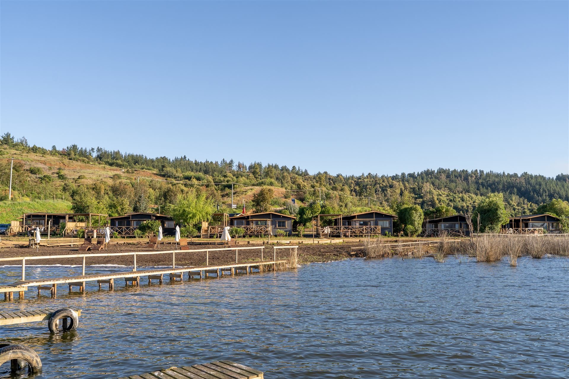 El recinto y su muelle vistos desde el agua