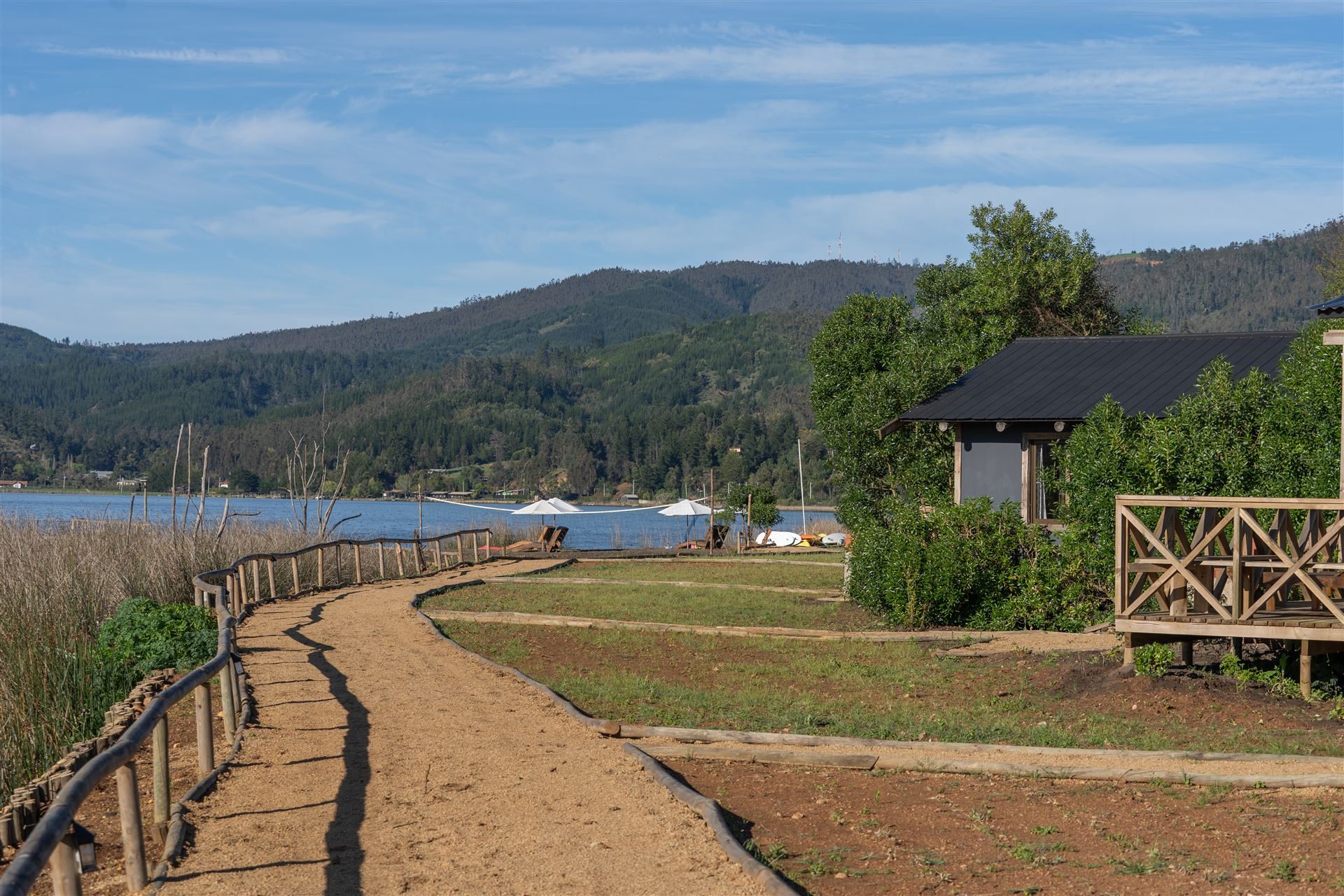 El sendero que baja hacia el lago